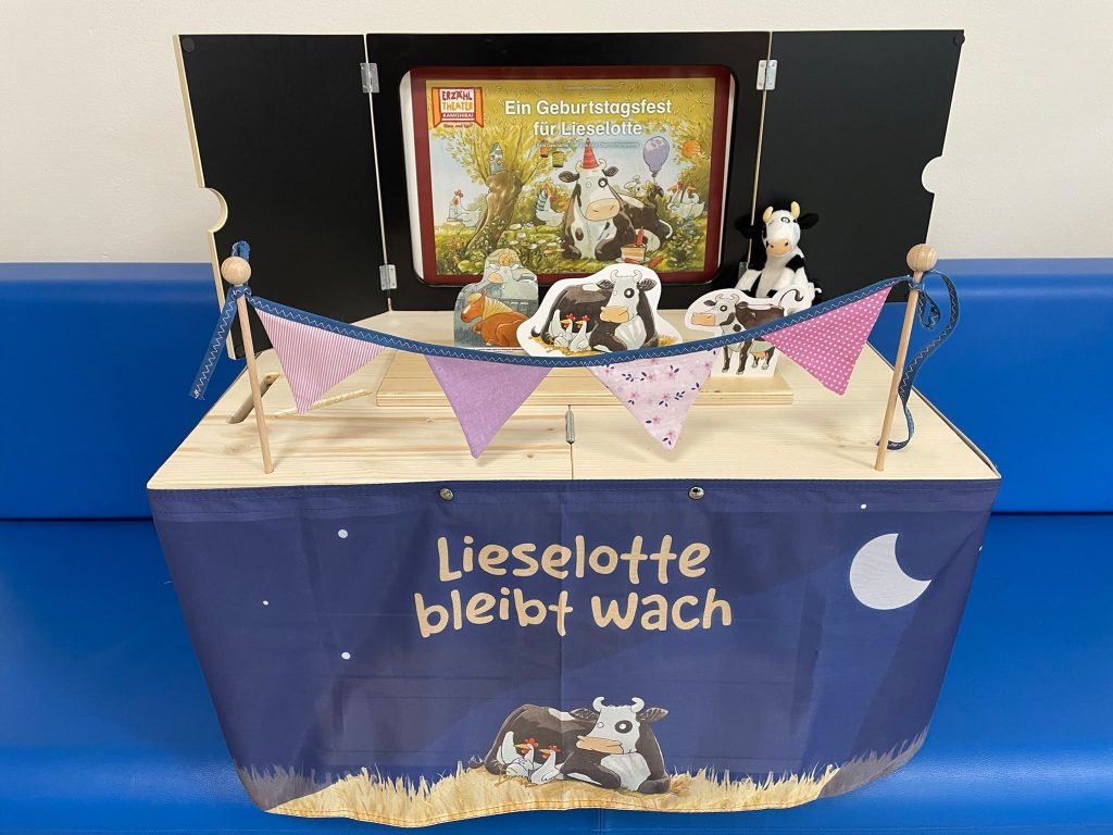 Ein Bild der Plapperkiste, mit ausgeschnittenen Figuren der Charaktere aus den Kinderbüchern „Lieselotte bleibt wach“ und „Ein Geburtstagsfest für Lieselotte“.