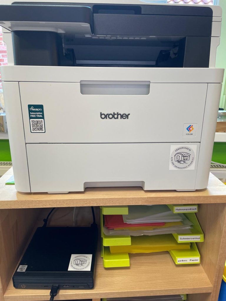 Bild von einem Multifunktionsdrucker der Marke „brother“ und einem Mini-PC von „hp“.