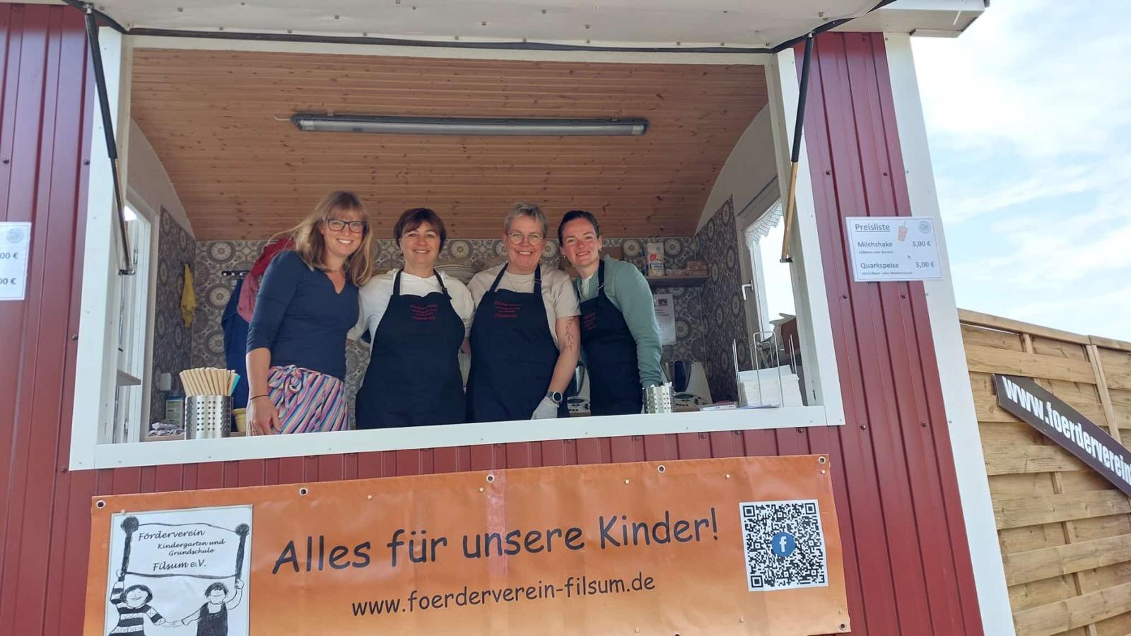 Fördervereins-Mitglieder im Bauwagen am Burggarten-Wochenende 2026