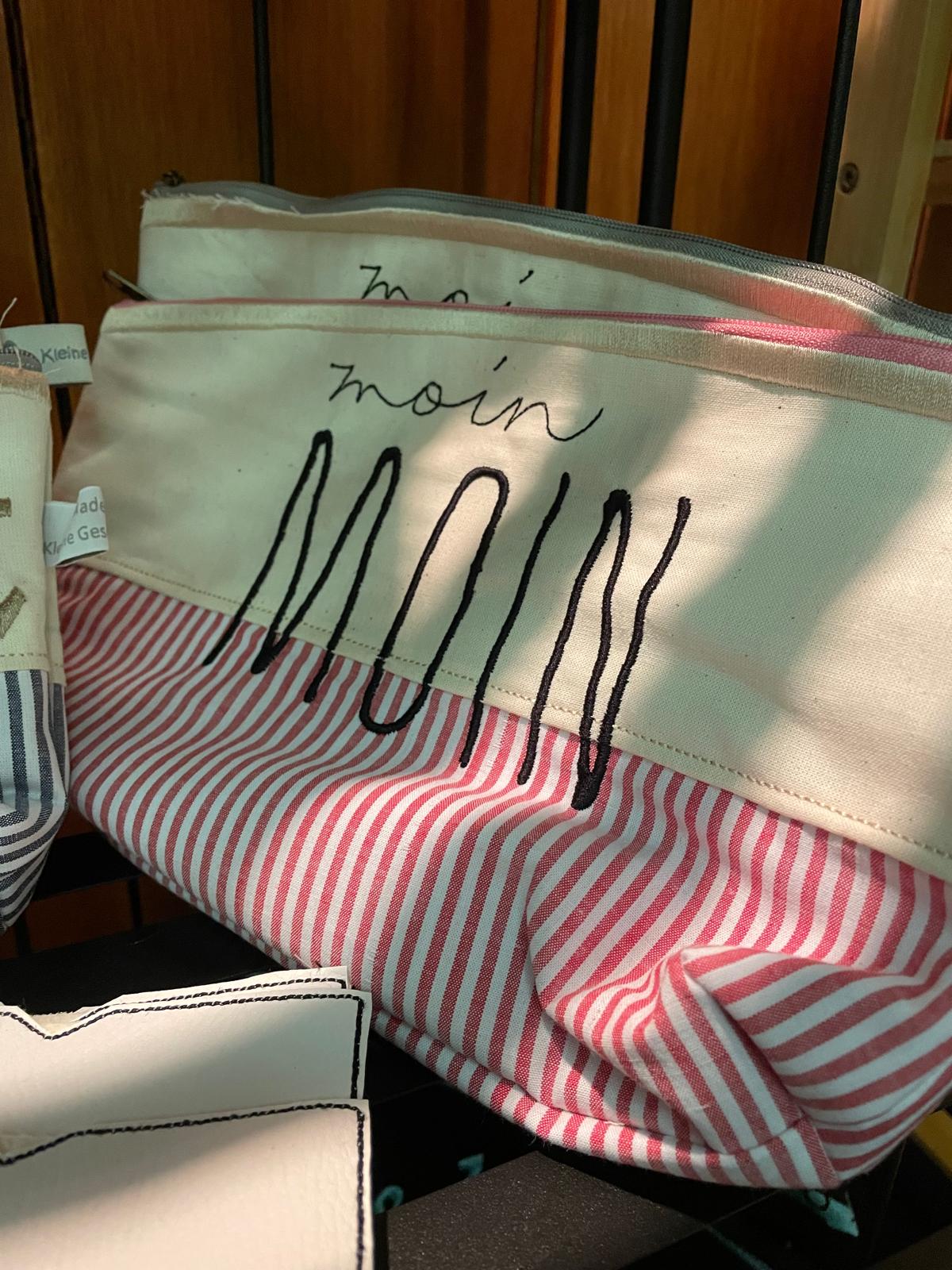 Tasche mit „Moin“-Stickerei