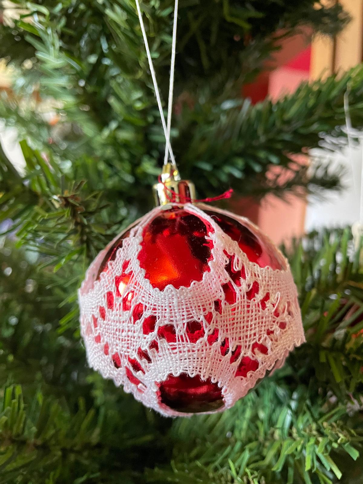 Weihnachtskugel mit geklöppelter Spitze